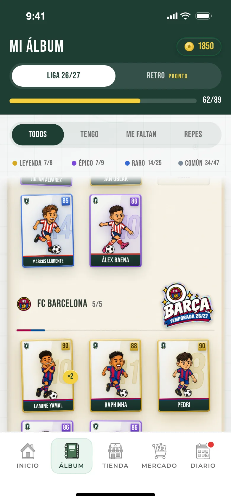 Álbum con cromos conseguidos y huecos por completar